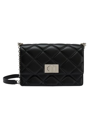 Czarna pikowana skórzana torebka na ramię z srebrnym łańcuszkiem i prostokątną metalową klamrą na przedniej klapie.