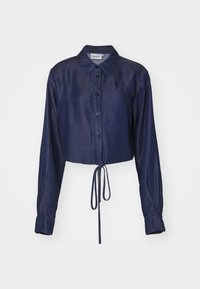 Camicia corta in denim blu navy con chiusura a bottoni davanti, maniche lunghe e vita con coulisse. Presenta un colletto classico e una texture liscia.