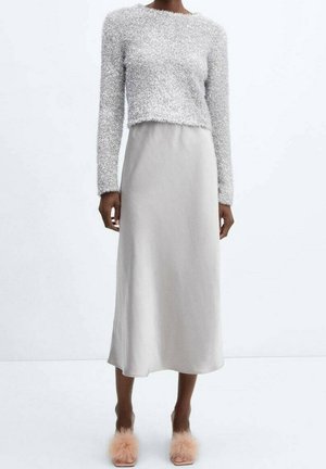 Pullover: fuzzy silberner Stoff, kürzerer Schnitt, lange Ärmel. Rock: glattes hellgraues Material, knöchellang. Schuhwerk: weiche rosa fuzzy Pantoletten.
