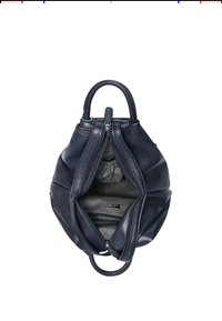 Borsa in pelle nera con doppi manici, parzialmente aperta per rivelare una foderatura interna grigia e una tasca interna con zip.