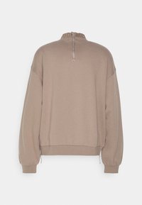 Felpa beige a maniche lunghe con colletto alto, zip sulla parte posteriore del collo e polsini ed orlo elastici su uno sfondo bianco.