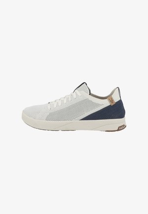 Sneaker leggere con tomaia in rete bianca e accenti testurizzati in blu navy. Punta arrotondata, suola piatta beige e etichetta con logo sul tallone.