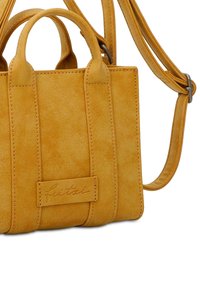 Gelbe Wildleder-Handtasche mit kurzen Griffen und einem abnehmbaren Schultergurt. Besitzt vertikale Nähte und ein Markenetikett an der Seite.
