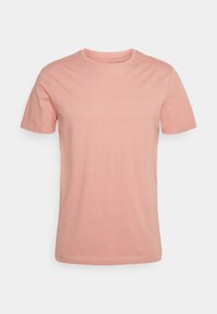 Camiseta de manga corta en suave tela rosa, con cuello redondo y un ajuste relajado. Textura suave con un diseño sencillo, sin patrones ni acentos.