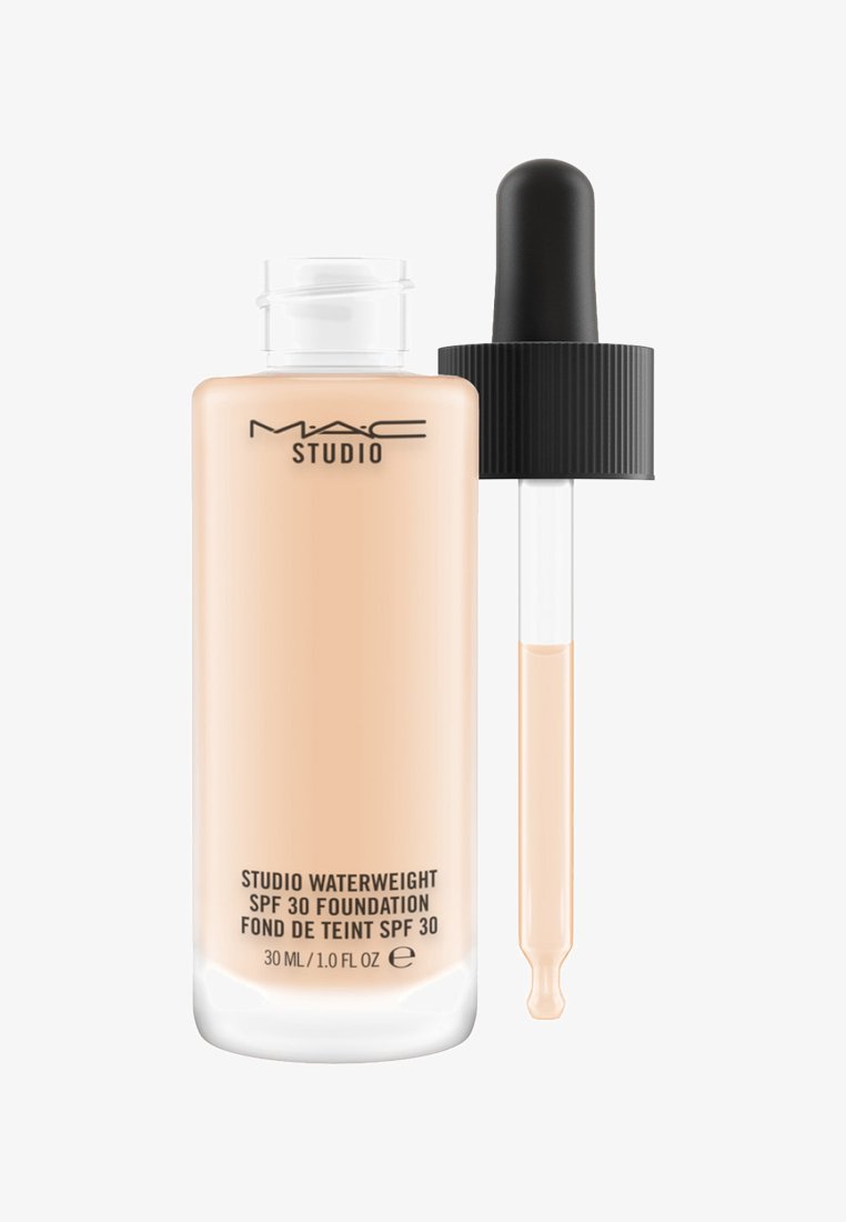 MAC Studio Waterweight SPF 30 Foundation i en klar glassflaske. Inneholder en lys beige væske og en svart dryppflaske med hvit pipette. 30 mL.