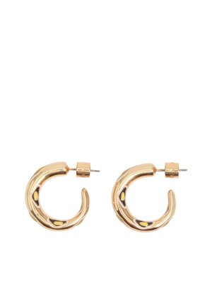 Par de pequeños pendientes de aro curvados y brillantes de color oro, con cierre trasero de clavija, sobre un fondo blanco.