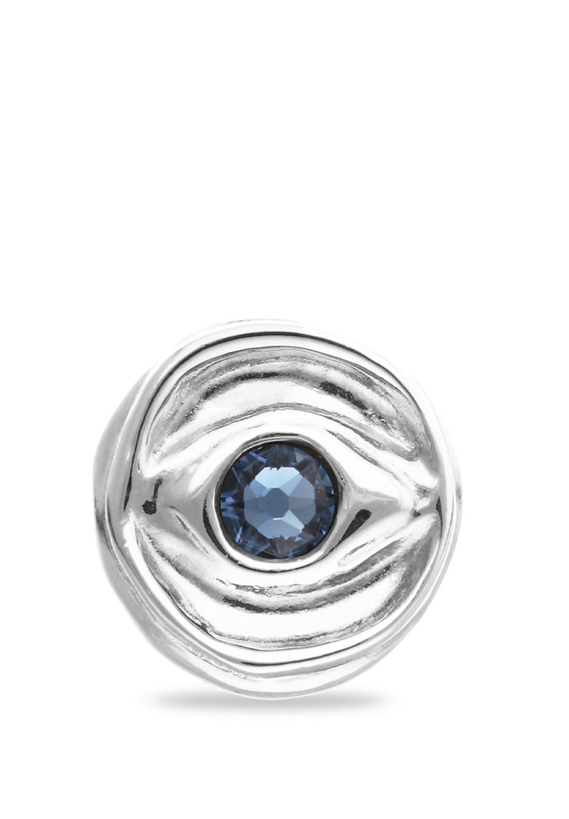 Anillo de plata con un diseño elevado y texturizado que presenta una piedra preciosa azul central, con forma de ojo. Acabado liso y pulido.