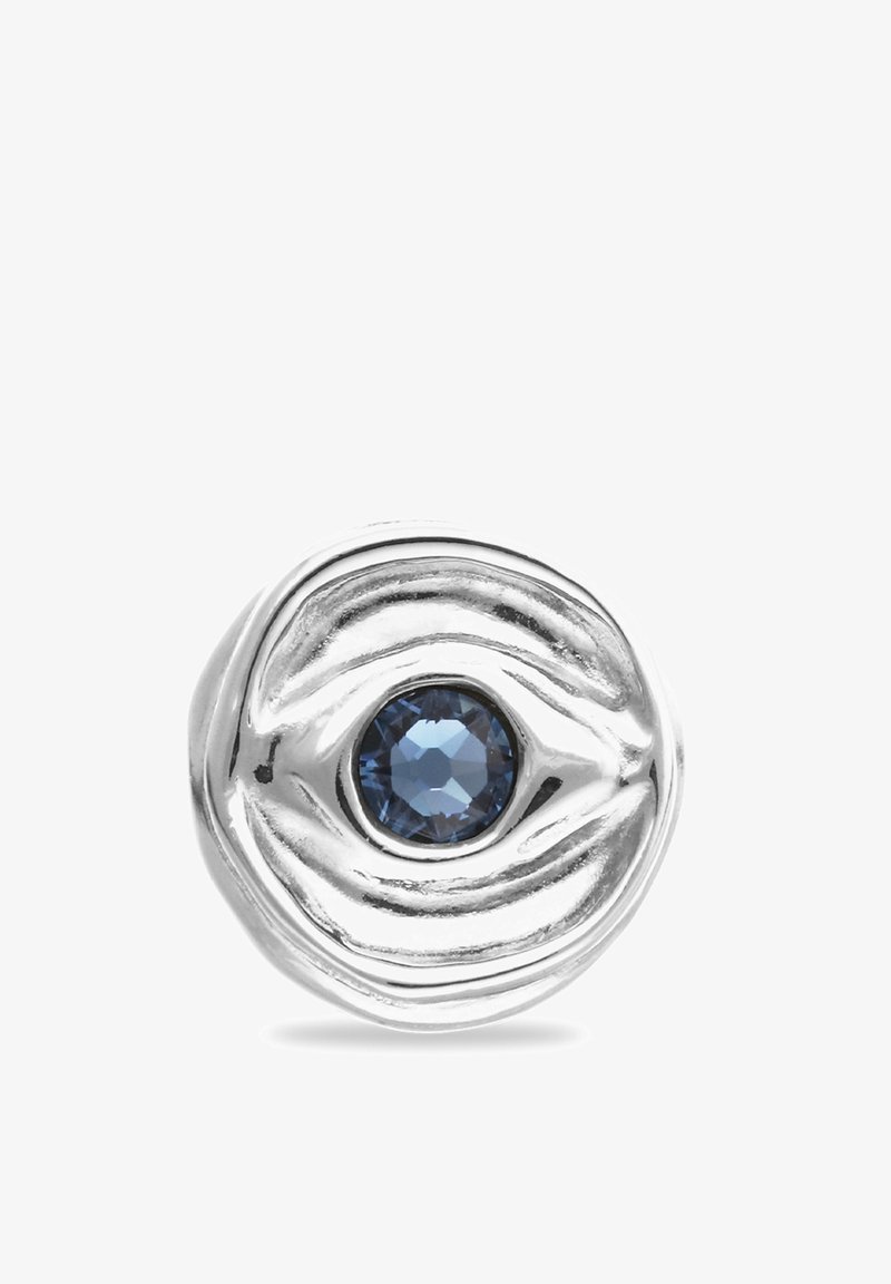 Anillo de plata con un diseño elevado y texturizado que presenta una piedra preciosa azul central, con forma de ojo. Acabado liso y pulido.