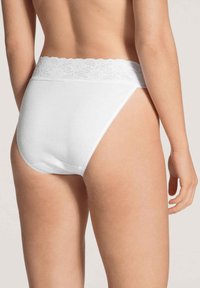 Witte high-waisted onderbroek met een kanten tailleband. Het stof is glad, met een eenvoudig ontwerp en naadloze randen voor comfort.