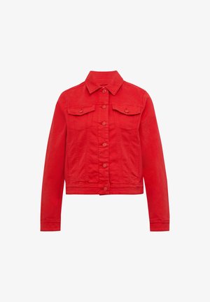 Czerwona dżinsowa kurtka z kołnierzem, z zapięciem na guziki, dwoma przednimi kieszeniami i długimi rękawami. Posiada skrócony fason i detale w postaci przeszyć.