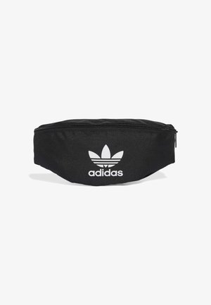 Marsupio nero in tessuto con finitura texture, dotato di logo Adidas bianco e chiusura a zip. Forma rettangolare classica con bordi arrotondati.