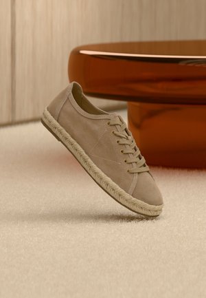 Guess, MALAGA - Stringate sportive - beige
