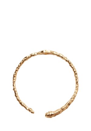 Goldfarbener Textur-Öffnungsarmreif mit unregelmäßiger, rauer Oberfläche und einem Verschluss auf weißem Hintergrund.