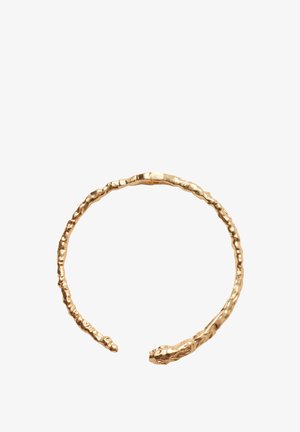 Goldfarbener Textur-Öffnungsarmreif mit unregelmäßiger, rauer Oberfläche und einem Verschluss auf weißem Hintergrund.