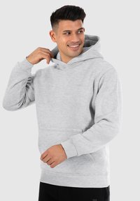 Grauer Hoodie mit einer Kängurutasche, gerippten Bündchen und Saum. Mit einer Kapuze mit Kordelzug und einem kleinen Logo auf der Brust. Aus einem Baumwollmischmaterial gefertigt.