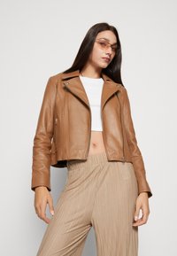 Pieces PCSUSSE JACKET - Skinnjakke - root beer