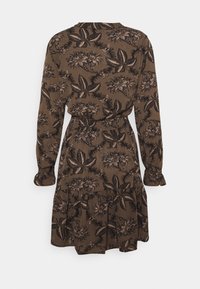Vestido marrón estampado con mangas largas, cintura elástica y falda en capas con diseños florales en tonos más oscuros.