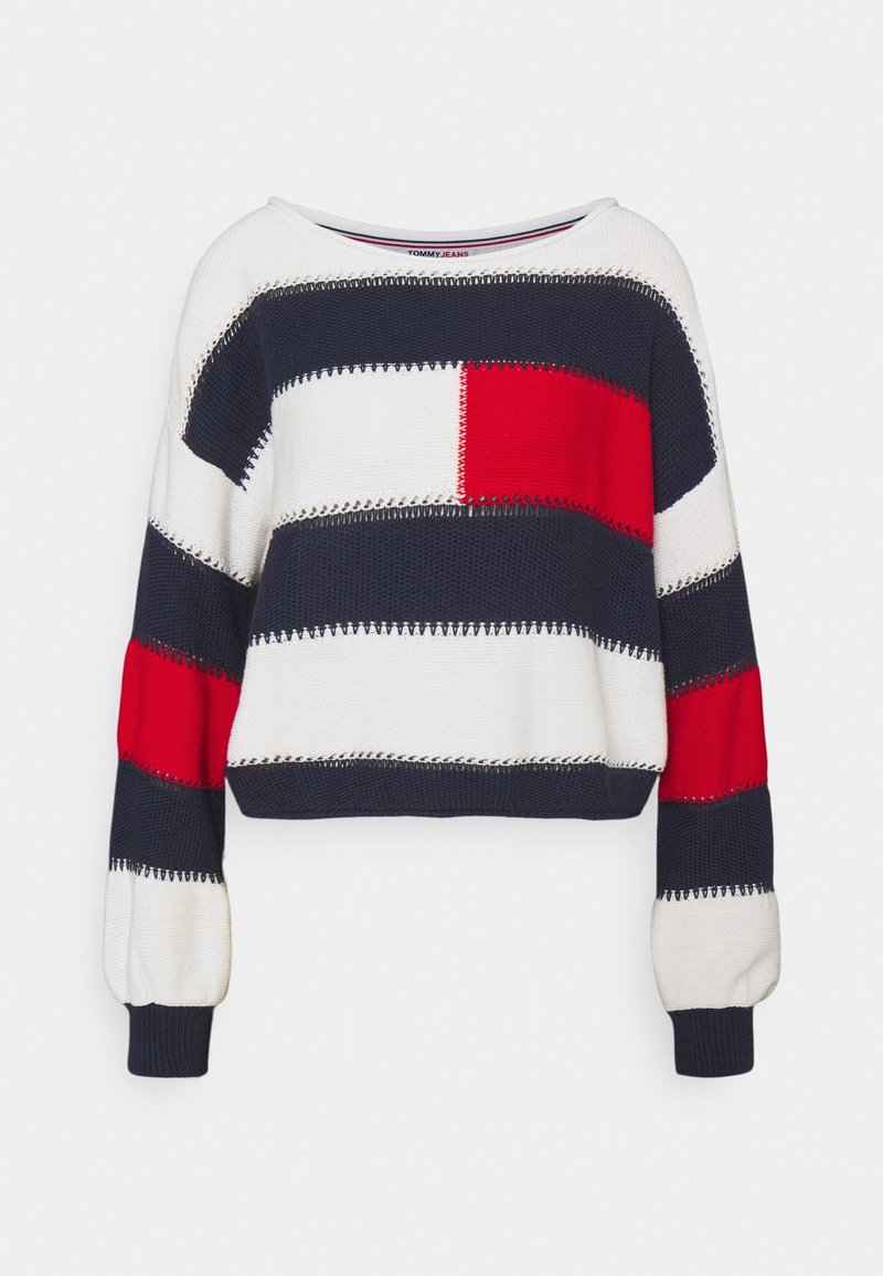 Pull en tricot crocheté bleu marine, blanc et rouge. Caractérisé par de larges rayures horizontales, un design épaules dénudées et des poignets côtelés.