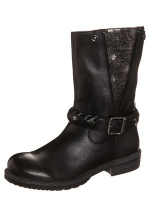 Bottine en cuir noir avec une sangle tressée munie d'une boucle, un panneau texturé et un petit talon carré. Fini lisse avec fermeture éclair latérale.