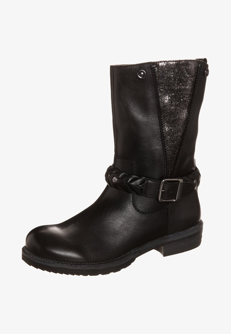 Svart läderankelboot med en flätad rem med spänne, texturerad panel och en låg blockklack. Slät finish med sidodragkedja.