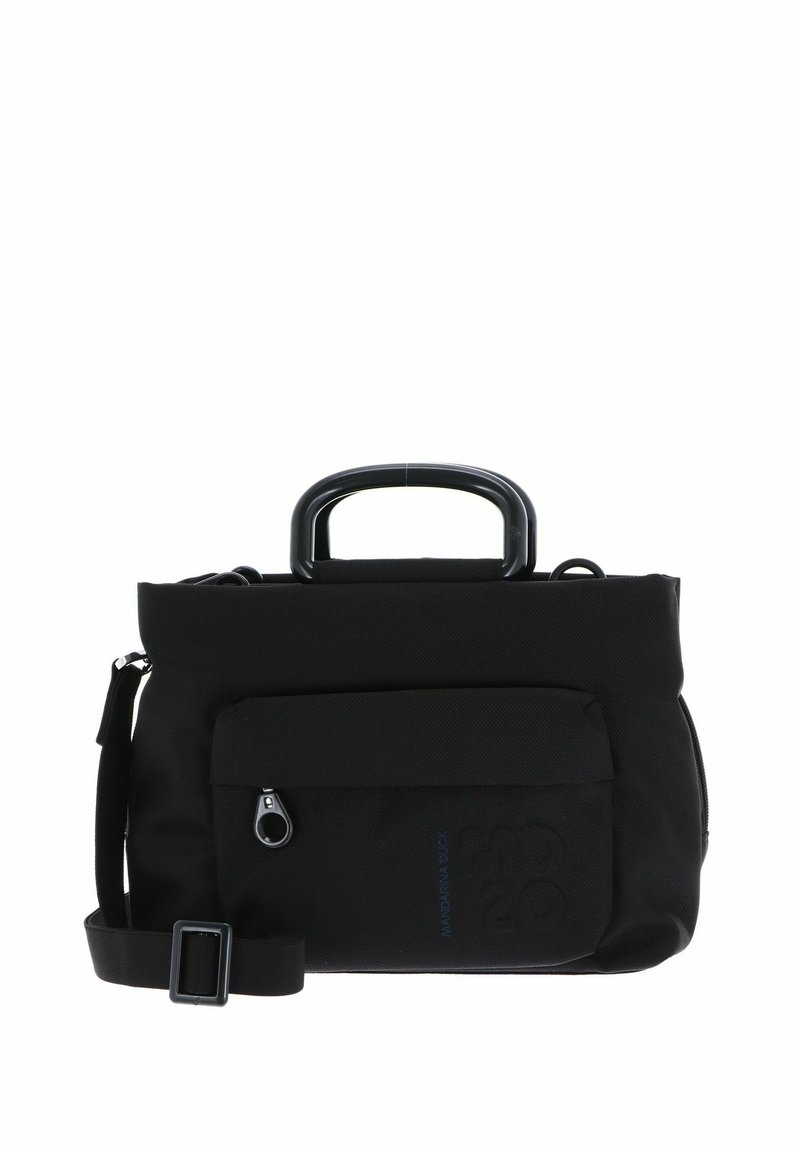 Sac à épaule en tissu noir avec une sangle amovible, une poignée supérieure, une poche zippée à l'avant et un logo en relief. Texture lisse et forme rectangulaire.