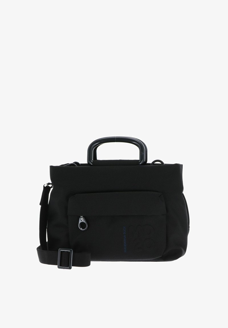 Sac à épaule en tissu noir avec une sangle amovible, une poignée supérieure, une poche zippée à l'avant et un logo en relief. Texture lisse et forme rectangulaire.