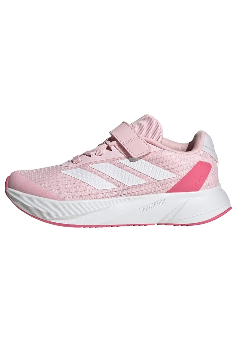 Scarpa sportiva rosa chiaro con accenti bianchi, tomaia in rete, cinturino regolabile in Velcro e suola texturizzata. Presenta tre strisce bianche sul lato.