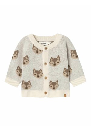 Cardigan azzurro chiaro con rifiniture crema, bottoni in legno e motivi ripetuti di facce di lupo marroni su una texture in maglia morbida.