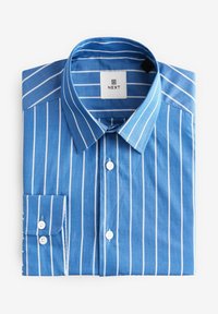 Blau gestreiftes Hemd ordentlich gefaltet, mit weißen vertikalen Streifen, klassischem Kragen und geknöpften Manschetten. Etikett innen am Kragen sichtbar.