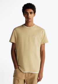 Tommy Jeans SIGNATURE TEE - Camiseta básica - relic tan