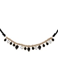 Collier doré avec des gemmes noires et transparentes en formes de poire et rondes, enfilé sur un cordon noir avec des perles décoratives.