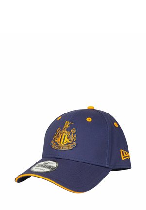 Marineblaues Cap mit gelben Akzenten, das auf der Vorderseite das in Gelb gestickte Logo von Newcastle United zeigt und einen gebogenen Schirm hat.