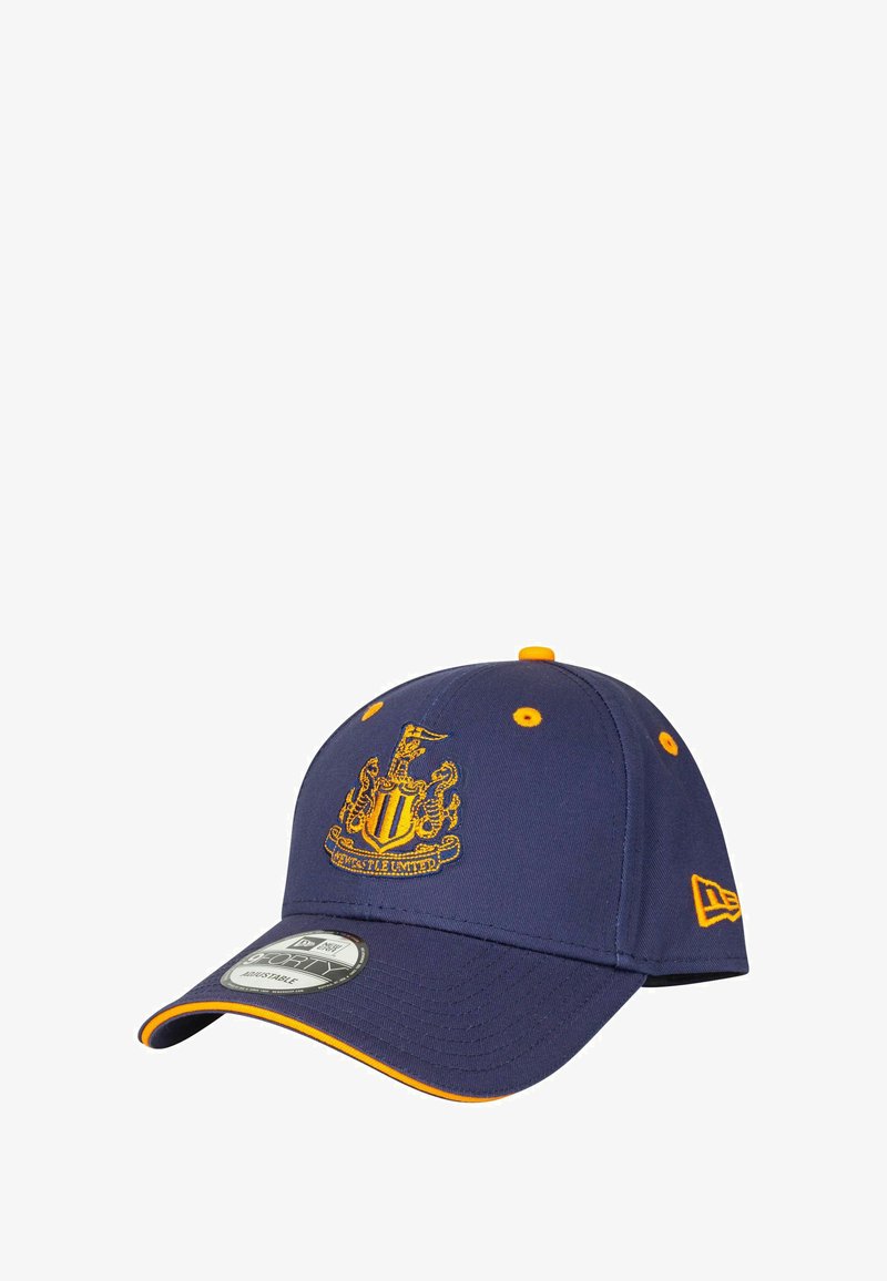 Marineblaues Cap mit gelben Akzenten, das auf der Vorderseite das in Gelb gestickte Logo von Newcastle United zeigt und einen gebogenen Schirm hat.