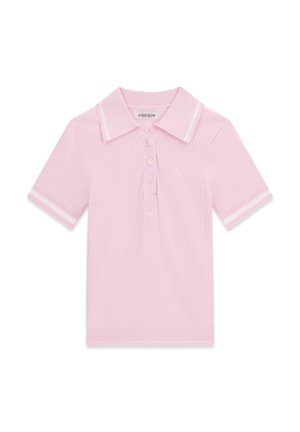 Hellrosa geripptes Poloshirt mit kurzen Ärmeln, einem Kragen, einer Knopfleiste und weißen Streifenakzenten an den Ärmeln und Kragenrändern.