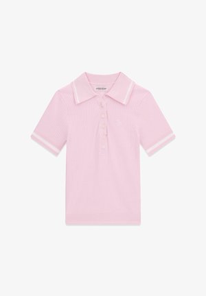 Polo à manches courtes côtelé rose clair avec col, patte de boutonnage et accents de rayures blanches sur les manches et les bords du col.