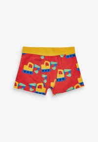 Rode katoenen boxershorts met een patroon van gele bouwvoertuigen met blauwe en groene accenten. Gele tailleband. Zachte textuur.