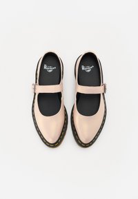 Scarpe stile Mary Jane in pelle metallica rosa chiaro. Presentano una punta arrotondata, una cinghia regolabile e una cucitura gialla a contrasto su suola nera.