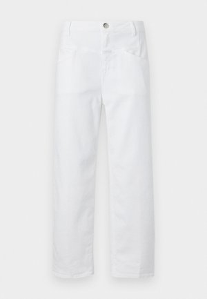 Jean droit blanc en denim avec poches avant, passants de ceinture et fermeture à bouton à la taille, présenté sur un fond uni.