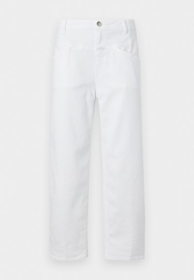 Λευκό τζιν παντελόνι με ίσια γραμμή, μπροστινές τσέπες, θηλιές για ζώνη και κούμπωμα με κουμπί στη μέση, εμφανίζεται σε μονόχρωμο φόντο.