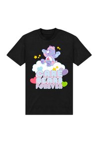 Camiseta de algodón negra con un osito de dibujos animados sobre nubes con estrellas, texto que dice "CARE BEARS FOREVER" en colores pastel y acentos de corazones.
