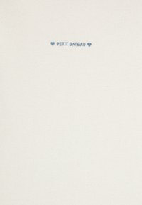 Bavlnená tkanina v off-white farbe s bledomodrým nápisom "PETIT BATEAU" a srdiečkovými akcentmi, hladká textúra a rovnomerný povrch.