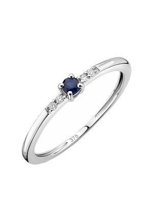 Bague en argent avec un saphir bleu rond central, flanqué de quatre petites pierres claires, avec une finition lisse et polie et une bande légèrement effilée.