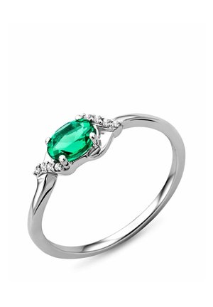 Silberner Ring mit einem ovalen grünen Smaragd als mittigem Stein, flankiert von kleinen runden klaren Akzentsteinen auf jeder Seite.