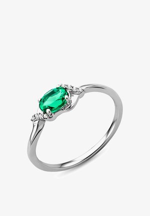 Silberner Ring mit einem ovalen grünen Smaragd als mittigem Stein, flankiert von kleinen runden klaren Akzentsteinen auf jeder Seite.