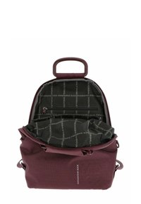 Sac à dos Mandarina Duck de couleur bordeaux ouvert, avec une doublure intérieure à motifs et une poche zippée visible à l'intérieur.