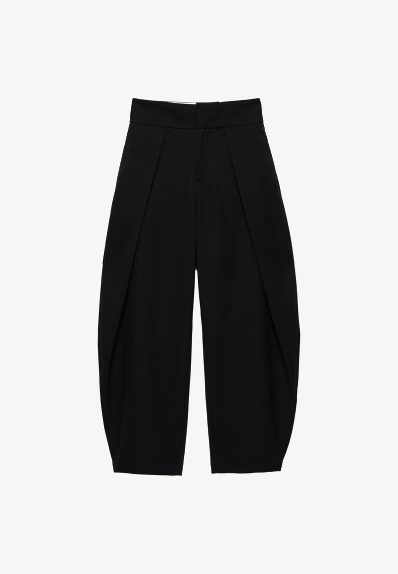 Pantalon noir taille haute à jambes larges, avec plis devant et taille structurée, coupé juste au-dessus des chevilles.