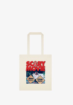 Canvas tote taske i off-white med et grafisk design, der har teksten "SCARY MOVIE" i rød og et billede af en person med skilte med "SAFETY" og "DEATH".
