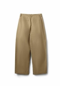 Pantalon beige à jambes larges vu de dos avec passants de ceinture et deux poches horizontales fendues.