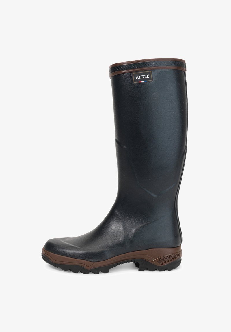 Hoher schwarzer Gummiregenstiefel mit braunem Besatz und Sohle, mit dem Aigle Markenschild nahe dem oberen Rand.