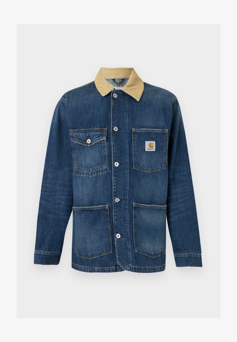 Blaue Denim-Arbeitsjacke mit beigem Kragen, vier Vordertaschen, Knopfverschluss und Carhartt-Logo auf der oberen rechten Tasche.